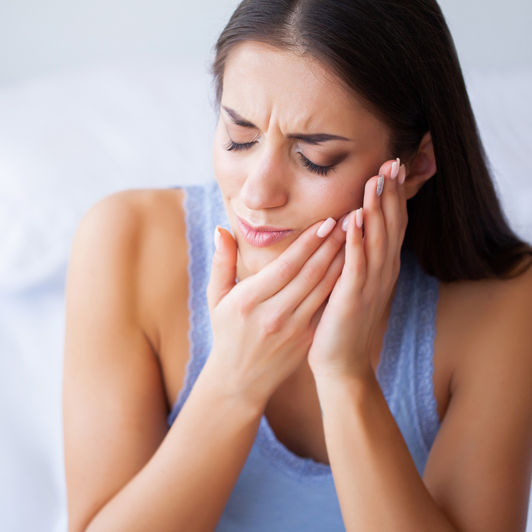 A patient manages pain after wisdom tooth removal